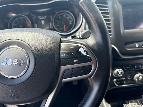 Used 2019 Jeep Cherokee Latitude Plus FWD image 17