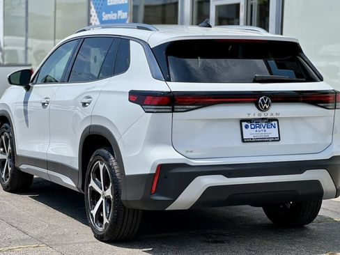 Used 2025 Volkswagen Tiguan SE FWD image 3