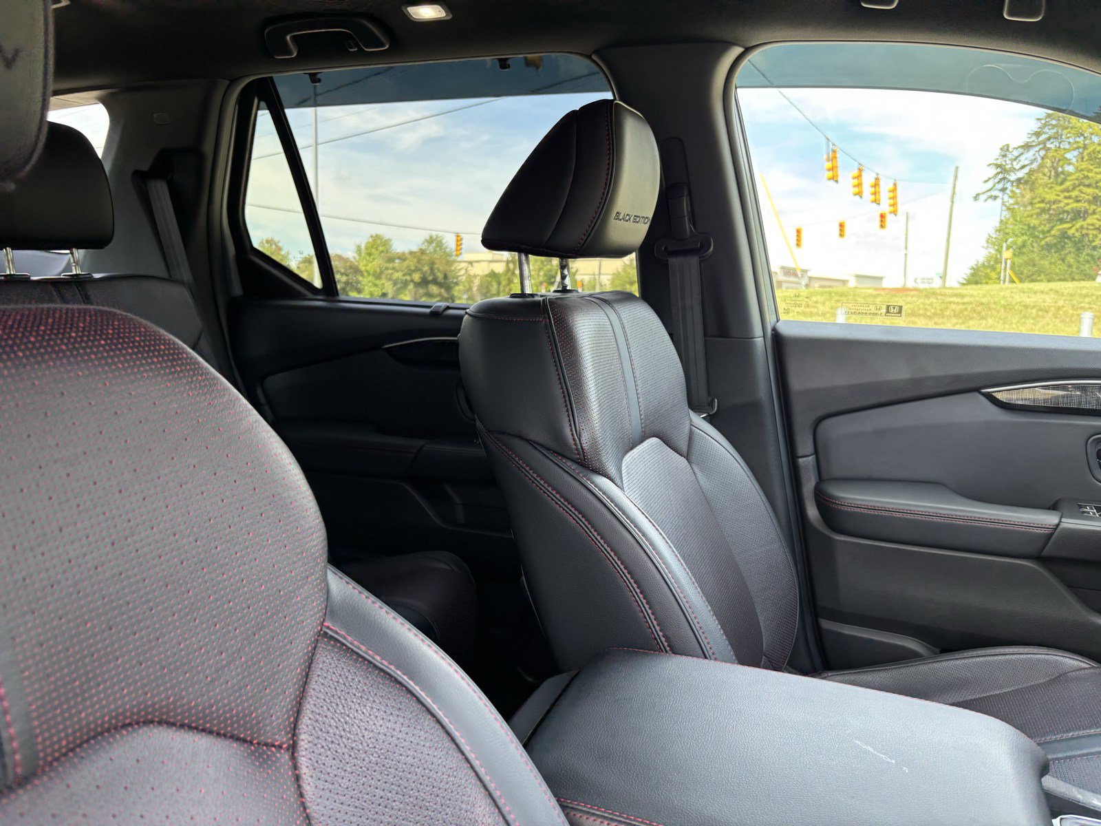 Used 2025 Honda Pilot Black Edition image 34