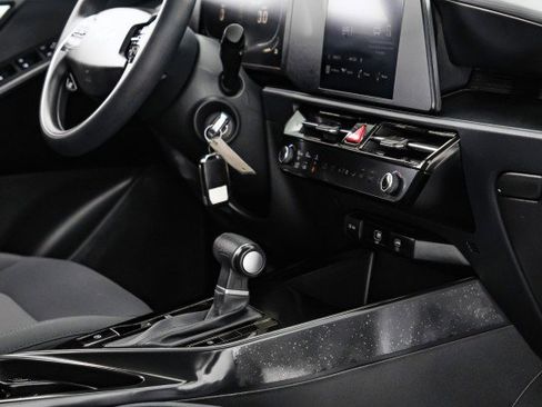 Used 2024 Kia Niro LX image 19