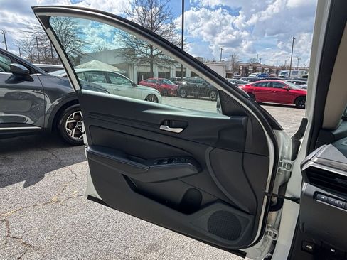 Used 2025 Nissan Altima 2.5 SV image 18