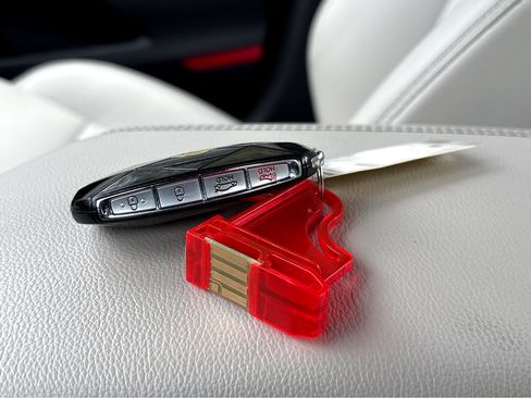 Used 2025 Genesis G70 2.5T image 31