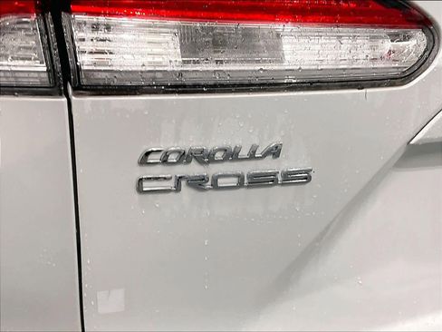 Used 2024 Toyota Corolla Cross LE image 29