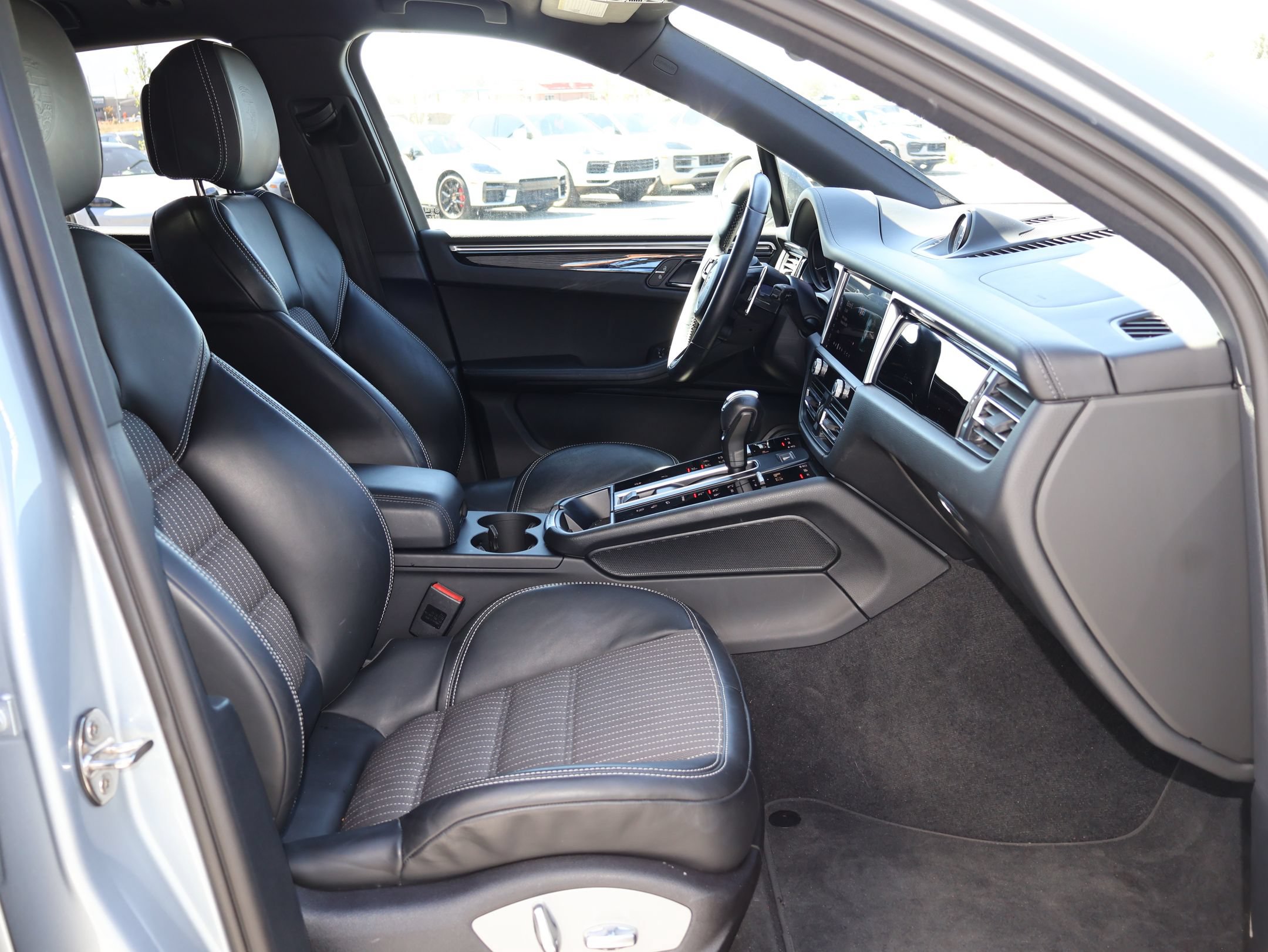 Used 2024 Porsche Macan Turbo AWD/4WD image 31