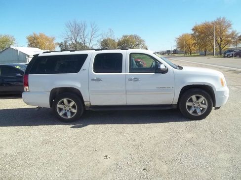 Used 2009 GMC Yukon XL SLT w/ SLT Chrome Edition image 4