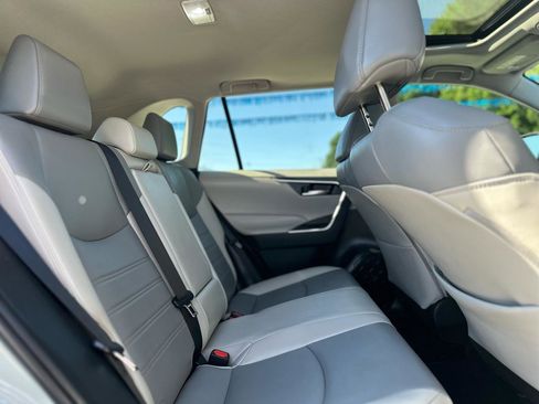 Used 2020 Toyota RAV4 XLE Premium FWD image 16