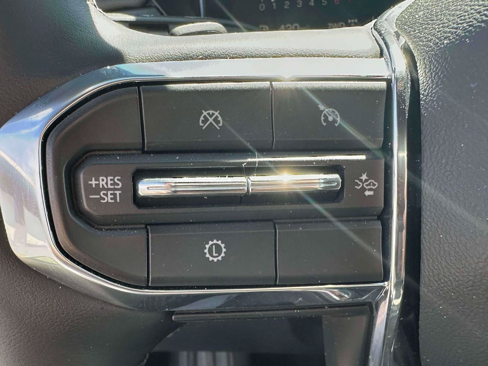 Used 2025 GMC Acadia Elevation AWD/4WD image 18