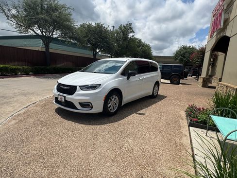Used 2024 Chrysler Pacifica Touring-L FWD image 11