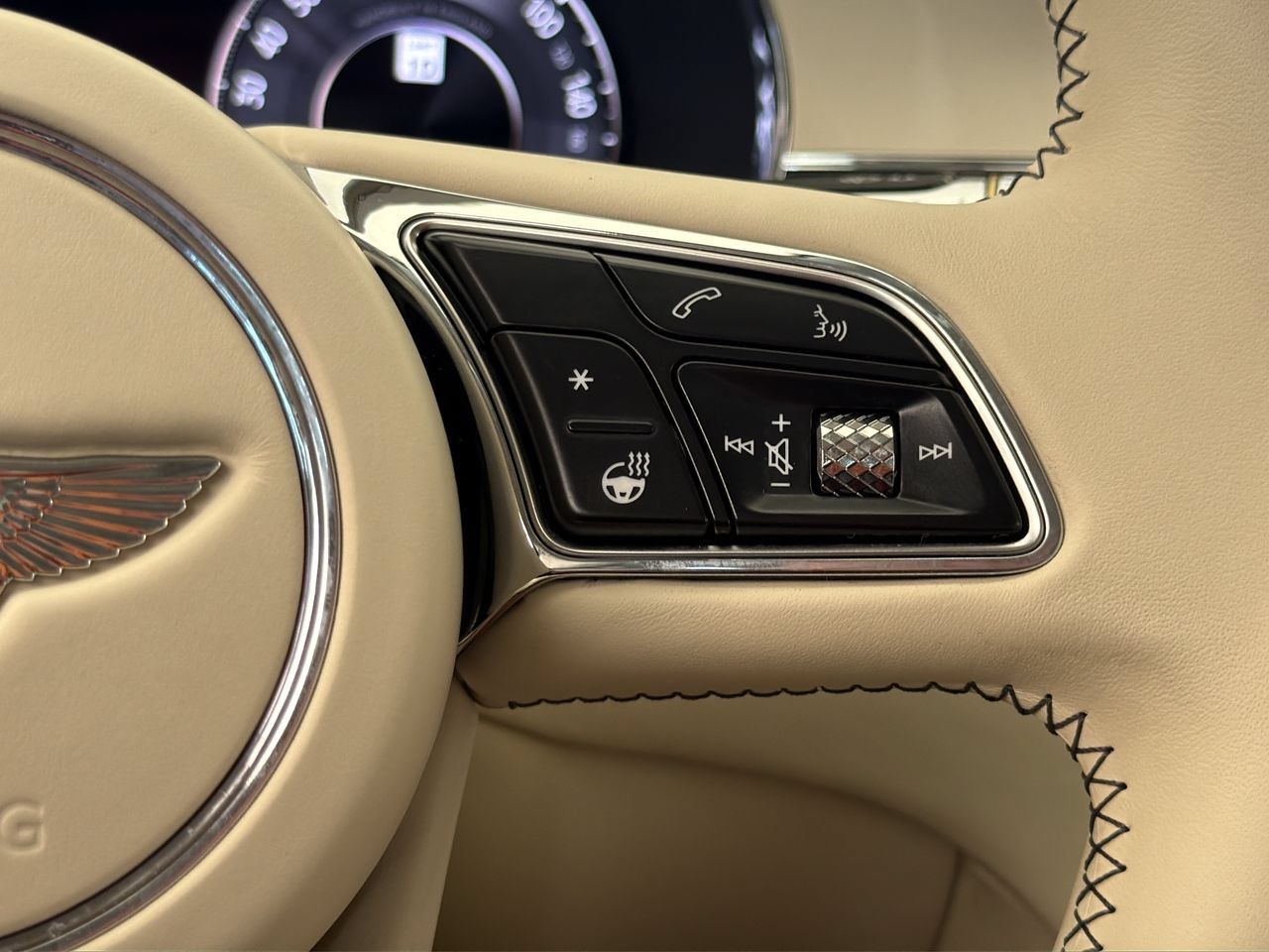 Used 2025 Bentley Flying Spur Plug-In Hybrid AWD/4WD image 31
