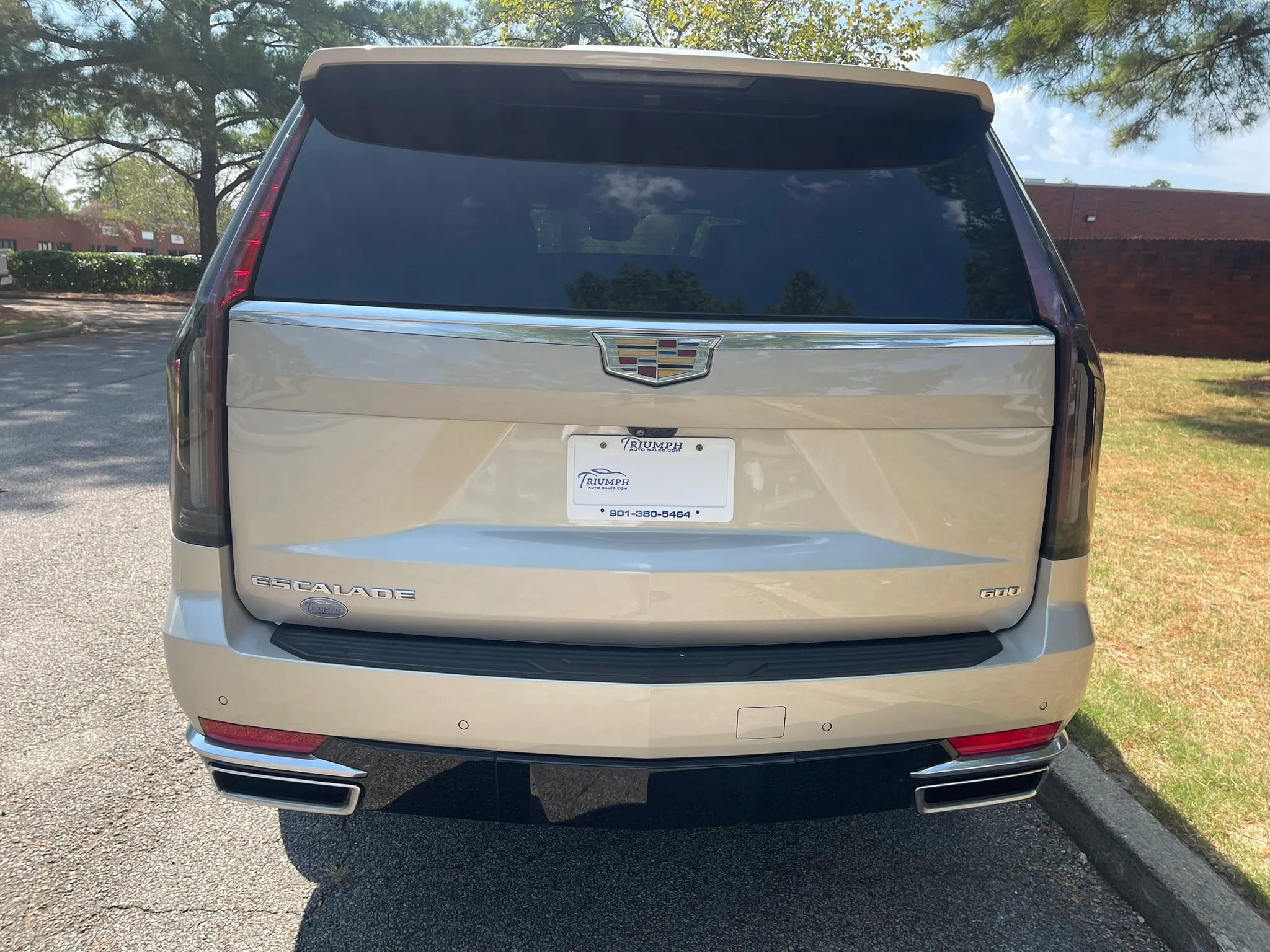 Used 2023 Cadillac Escalade Premium Luxury AWD/4WD image 4