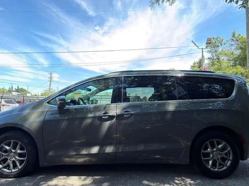 Used 2021 Chrysler Pacifica Touring FWD image 10