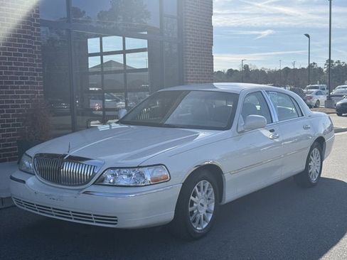 Used 2006 Lincoln Town Car Signature image 1