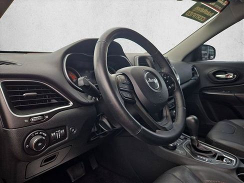 Used 2019 Jeep Cherokee Trailhawk AWD/4WD image 6