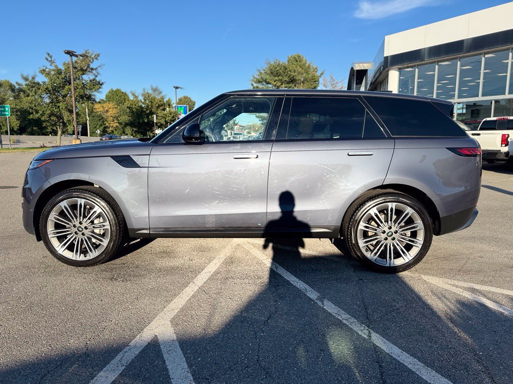 Used 2024 Land Rover Range Rover Sport SE AWD/4WD image 2