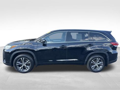 Used 2017 Toyota Highlander LE w/ Carpet Mat Package image 2