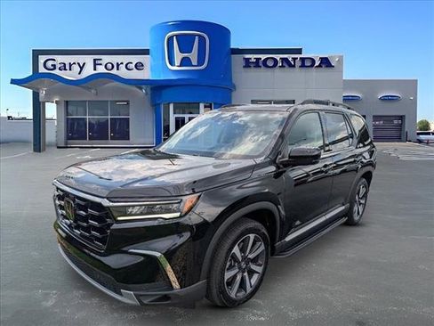 Used 2025 Honda Pilot Touring image 4
