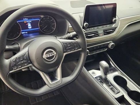 Used 2024 Nissan Altima 2.5 SV FWD image 11