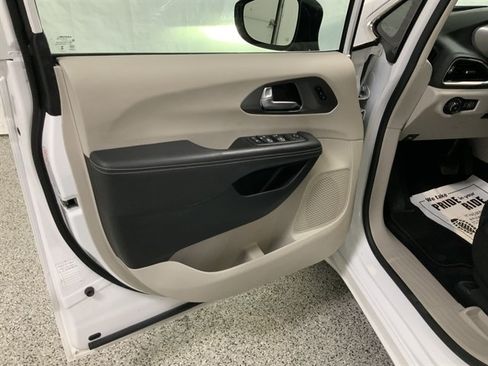 Used 2024 Chrysler Pacifica Touring-L FWD image 16