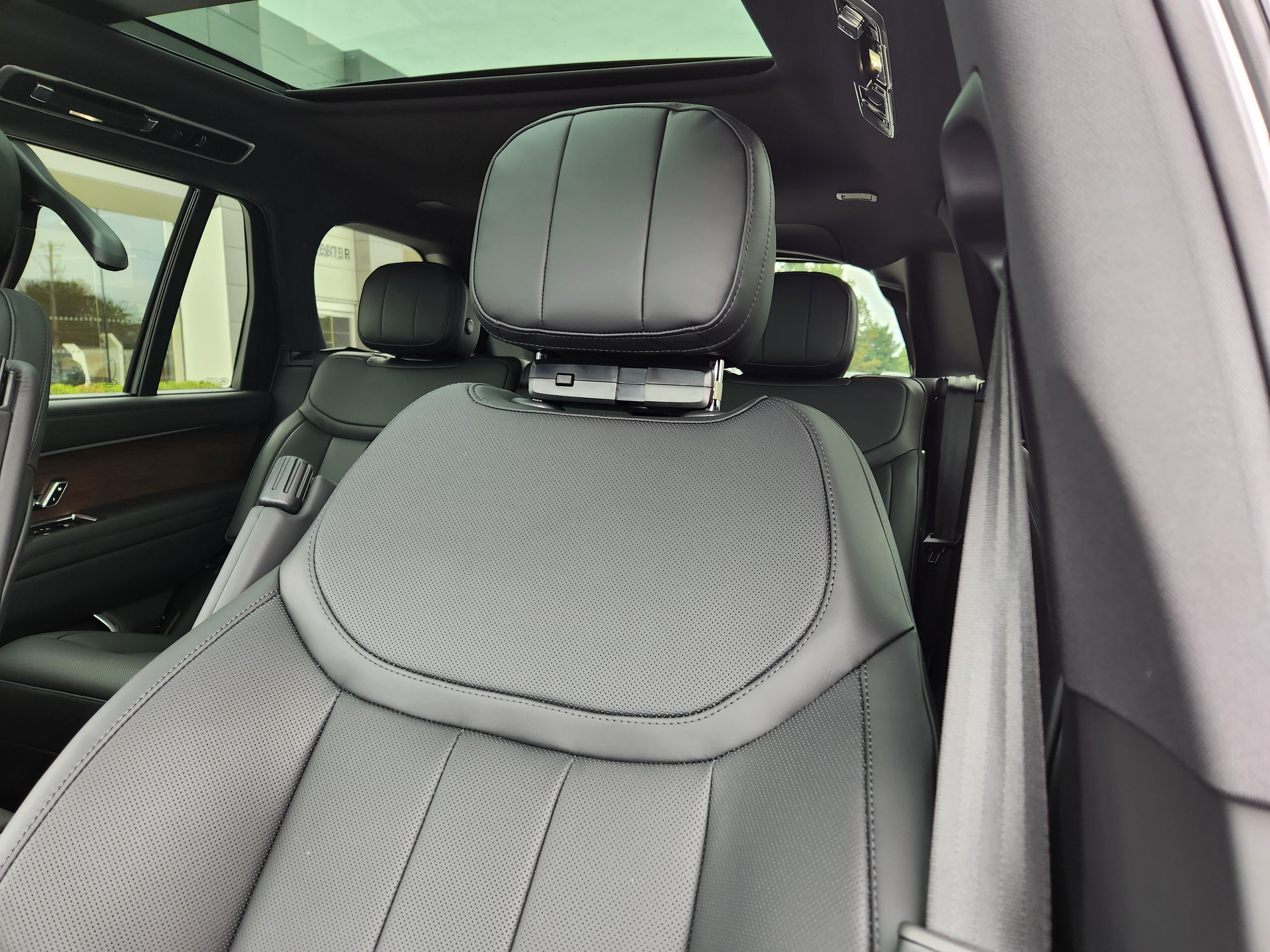New 2027 Land Rover Range Rover Long Wheelbase SE AWD/4WD image 9