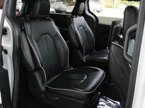 Used 2023 Chrysler Pacifica Limited w/ S Appearance Package FWD image 22