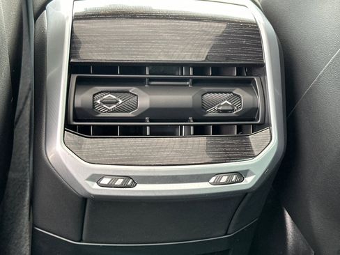 Used 2025 BMW 740i w/ Premium Package image 16