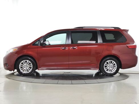 Used 2017 Toyota Sienna XLE w/ XLE Navigation Package FWD image 4