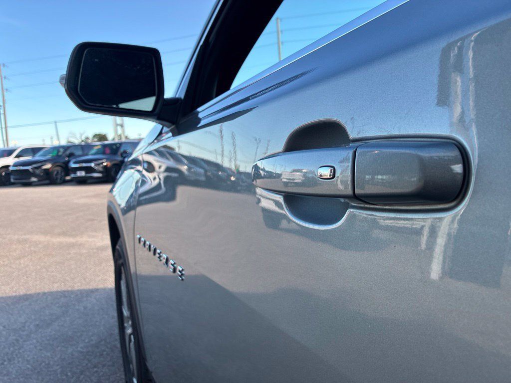Used 2023 Chevrolet Traverse LT FWD image 14