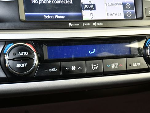 Used 2016 Toyota Highlander XLE image 29