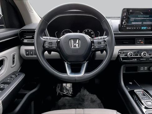 Used 2023 Honda Pilot Touring image 6