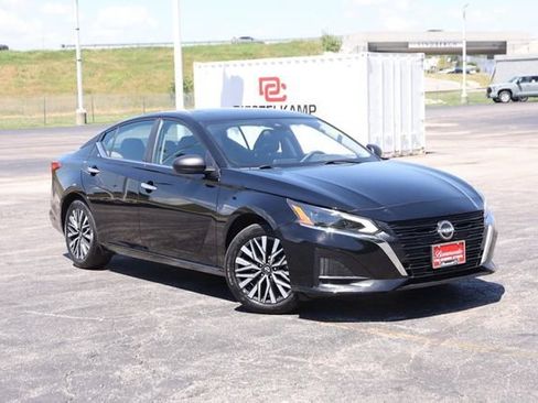 Certified 2025 Nissan Altima 2.5 SV FWD image 2