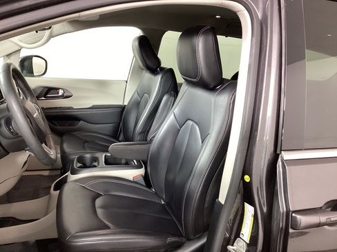 Used 2023 Chrysler Pacifica Touring-L image 16