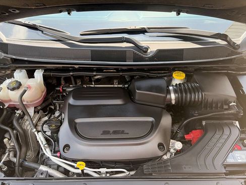 Used 2023 Chrysler Pacifica Touring-L FWD image 31