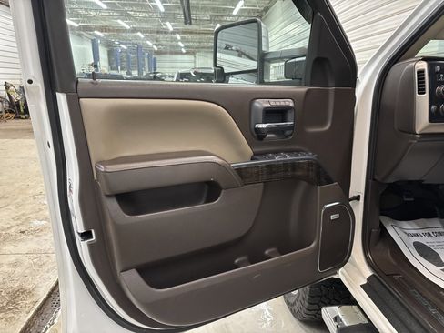 Used 2015 GMC Sierra 2500 Denali w/ Driver Alert Package image 9