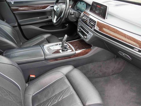 Used 2019 BMW 740i w/ Executive Package image 11