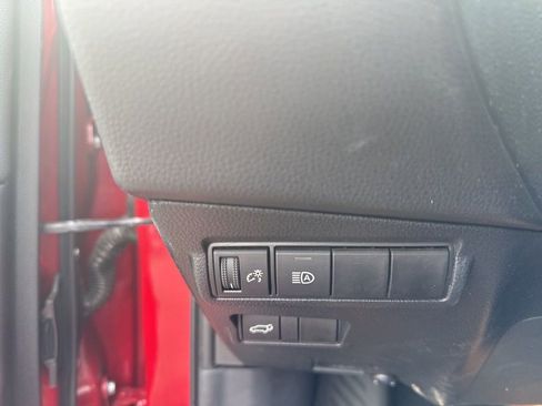 Used 2023 Toyota Corolla Cross XLE w/ Convenience Package image 5