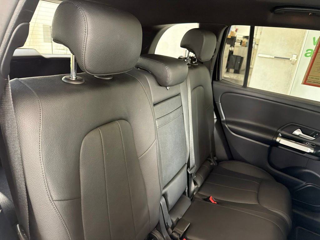 Used 2022 Mercedes-Benz GLB 250 image 32