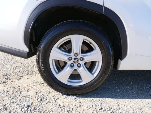 Used 2021 Toyota Highlander L image 11