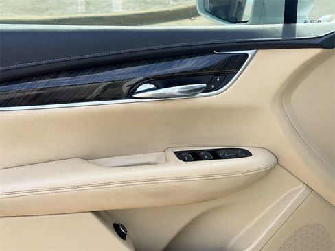 Used 2019 Cadillac XT5 FWD image 17