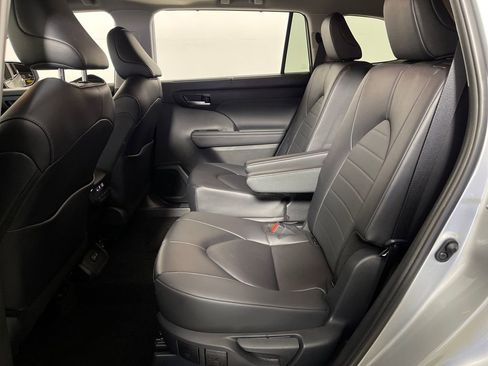 Certified 2024 Toyota Highlander XLE FWD image 13