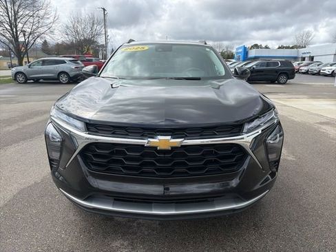 Used 2025 Chevrolet Trax LT image 8