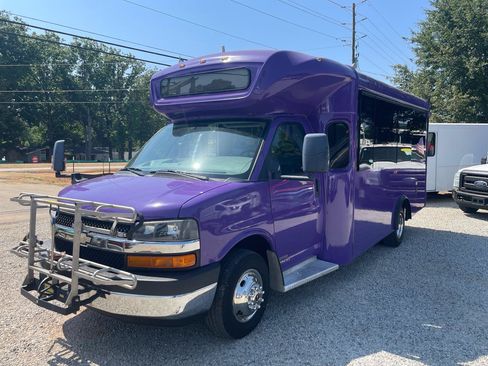 Used 2015 Chevrolet Express 4500 w/ Shuttle Bus Package RWD image 3