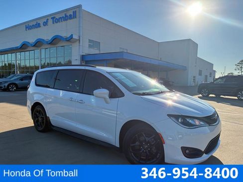 Used 2020 Chrysler Pacifica Touring-L Plus image 1