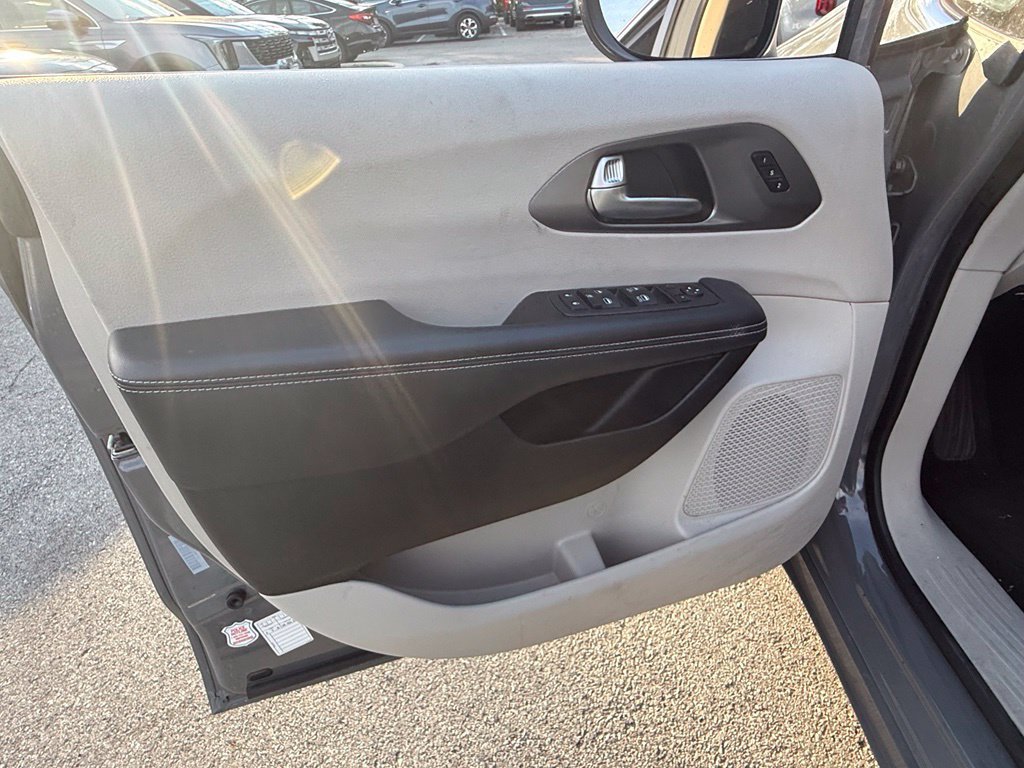 Used 2023 Chrysler Pacifica Touring-L FWD image 9
