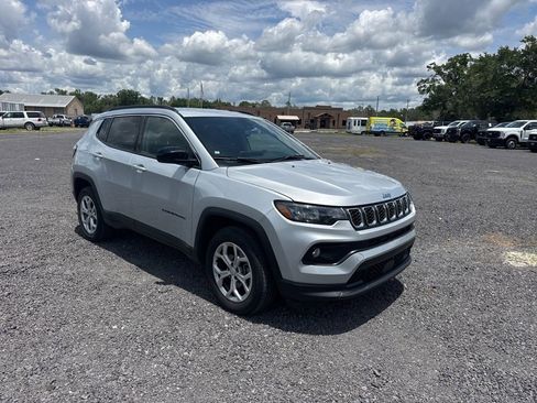 Used 2024 Jeep Compass Latitude AWD/4WD image 6