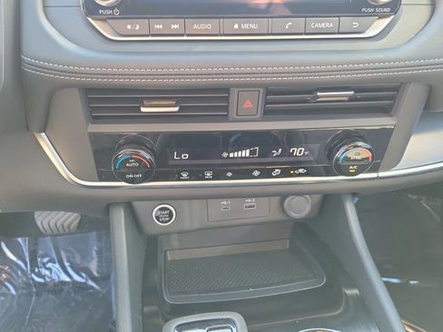 Used 2023 Nissan Rogue SV image 31