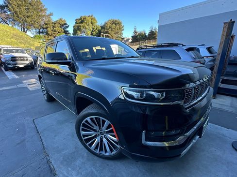 Used 2022 Jeep Grand Wagoneer Series III w/ Rear Seat Video Group 1 AWD/4WD image 2