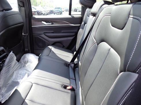 New 2025 Jeep Grand Cherokee Limited image 13