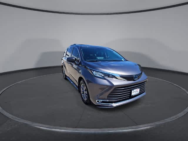 Used 2021 Toyota Sienna XLE FWD image 2