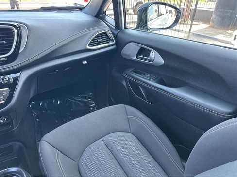 Used 2024 Chrysler Pacifica Touring image 18