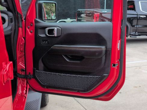 Used 2025 Jeep Wrangler Unlimited Sahara AWD/4WD image 20